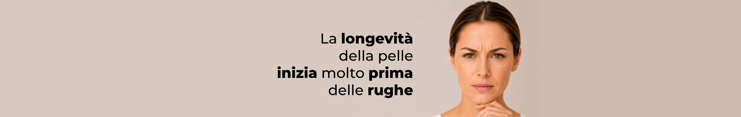 Skin Face Longevity - Donna con espressione corrucciata che evidenzia le rughe glabellari e del contorno occhi su sfondo neutro.
